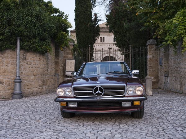 Mercedes 560 SL Burgundy/Burgundy - immagine 2
