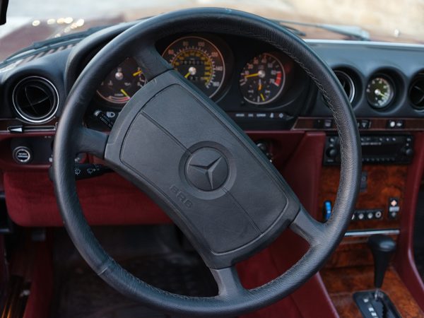Mercedes 560 SL Burgundy/Burgundy - immagine 10